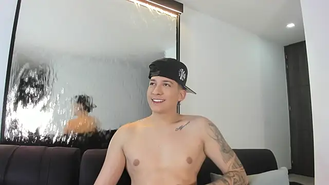 Snapshot of emmanuel_scor chatting on 10.09.25 emmanuel scor online show from 10.09.25