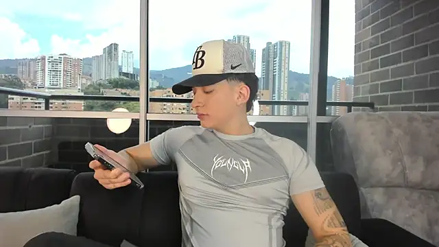 Snapshot of emmanuel_scor chatting on 10.11.25 emmanuel scor online show from 10.11.25