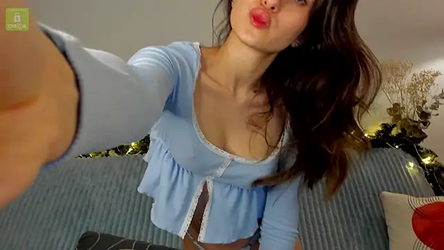 Snapshot of erika_hoiree chatting on 12.20.24 erika hoiree online show from 12.20.24