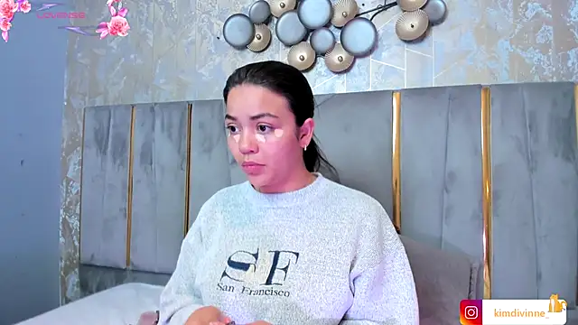 KimDevinne online show from 10.12.25