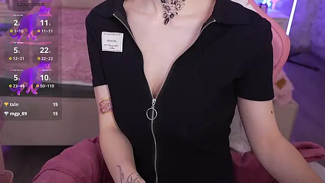 Snapshot of HaylaAmber chatting on 12.17.24 HaylaAmber online show from 12.17.24