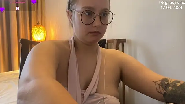 Snapshot of JacyWinslat chatting on 04.17.26 JacyWinslat online show from 04.17.26
