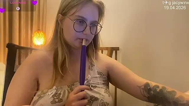 Snapshot of JacyWinslat chatting on 04.19.26 JacyWinslat online show from 04.19.26