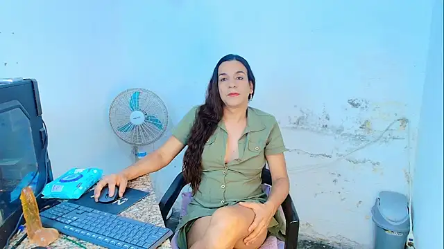 Snapshot of Oh_Tique chatting on 03.08.26 Oh Tique online show from 03.08.26