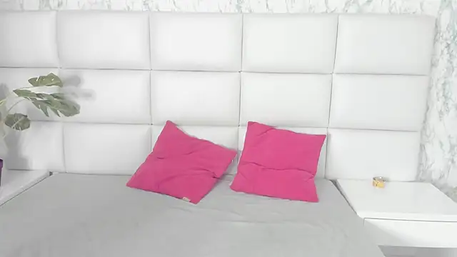 Snapshot of MIA__SAENZ chatting on 03.03.25 MIA SAENZ online show from 03.03.25