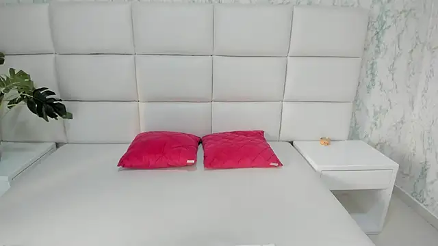 Snapshot of MIA__SAENZ chatting on 03.13.25 MIA SAENZ online show from 03.13.25