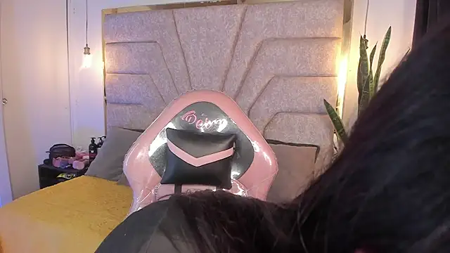 EmaJames25 online show from 02.18.25