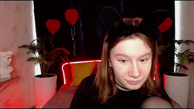 Snapshot of EnigmaSee chatting on 03.08.25 EnigmaSee online show from 03.08.25