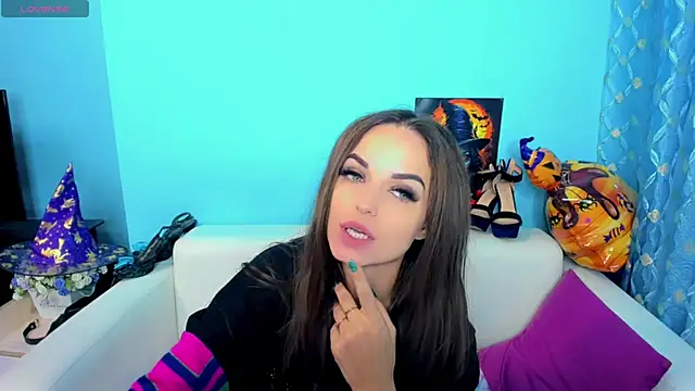 LindaaLu online show from 11.13.25