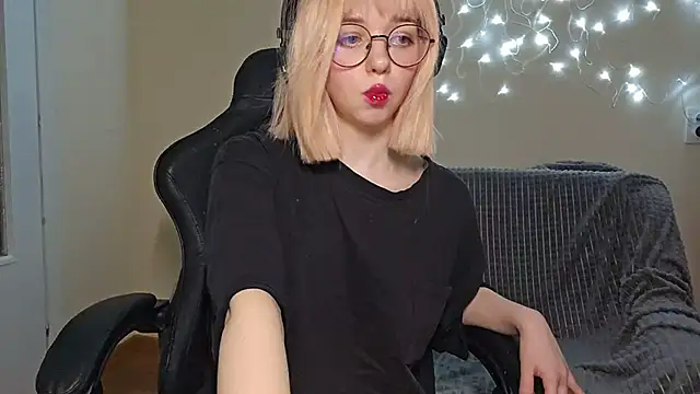 Snapshot of DanaWard chatting on 01.27.25 DanaWard online show from 01.27.25