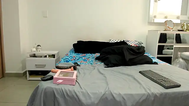 AnnieRoss69 online show from 12.15.25