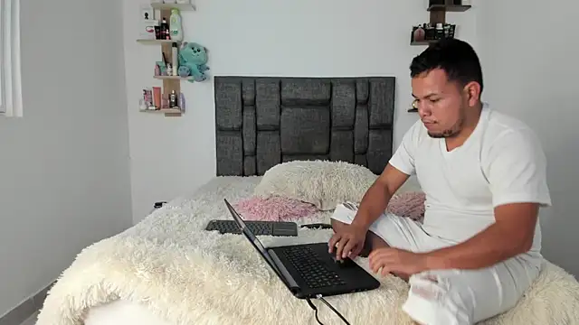 Snapshot of KattiaRose chatting on 02.27.25 KattiaRose online show from 02.27.25