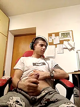 Snapshot of BigDickEnrg7195 chatting on 02.18.25 BigDickEnrg7195 online show from 02.18.25