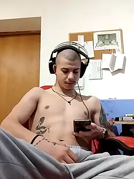 Snapshot of BigDickEnrg7195 chatting on 03.07.25 BigDickEnrg7195 online show from 03.07.25