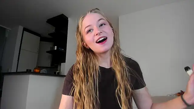 MiaMews online show from 10.27.25