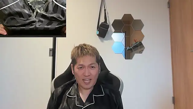 Snapshot of kensnb chatting on 04.21.26 kensnb online show from 04.21.26