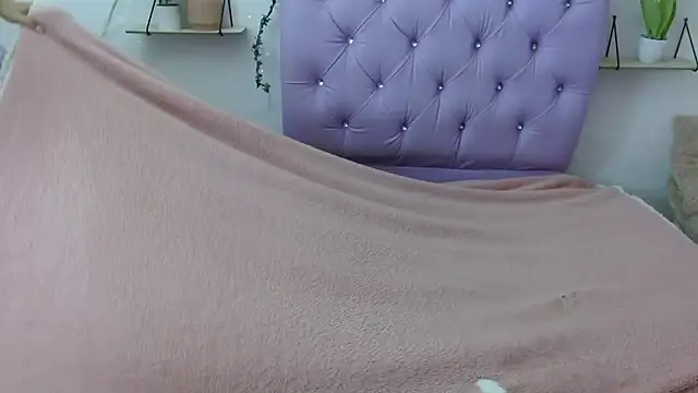 Snapshot of Freyja_01 chatting on 09.21.25 Freyja 01 online show from 09.21.25