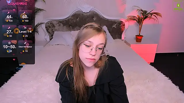 Snapshot of LayriantaVee chatting on 01.15.25 LayriantaVee online show from 01.15.25