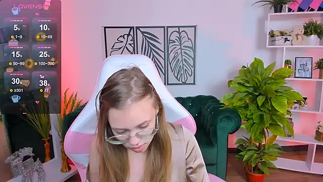 Snapshot of LayriantaVee chatting on 01.19.25 LayriantaVee online show from 01.19.25