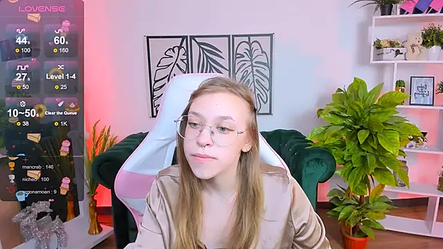 Snapshot of LayriantaVee chatting on 01.19.25 LayriantaVee online show from 01.19.25