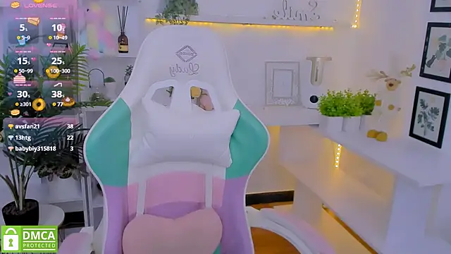 Snapshot of LayriantaVee chatting on 01.29.25 LayriantaVee online show from 01.29.25