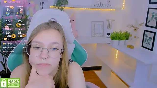 Snapshot of LayriantaVee chatting on 01.29.25 LayriantaVee online show from 01.29.25