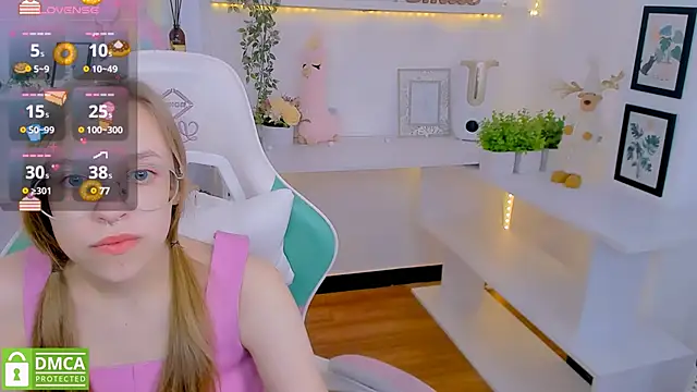 Snapshot of LayriantaVee chatting on 02.10.25 LayriantaVee online show from 02.10.25