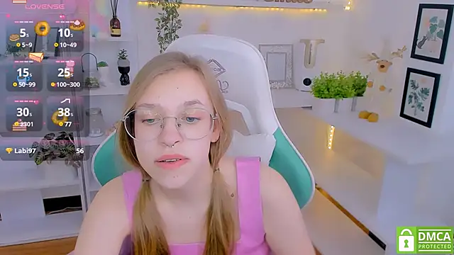 Snapshot of LayriantaVee chatting on 02.10.25 LayriantaVee online show from 02.10.25