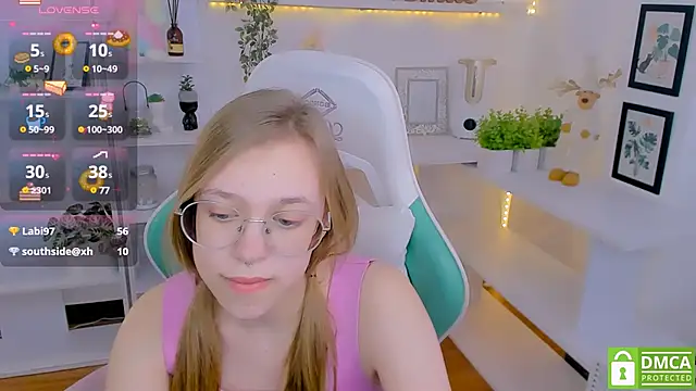 Snapshot of LayriantaVee chatting on 02.10.25 LayriantaVee online show from 02.10.25