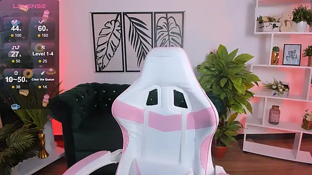 Snapshot of LayriantaVee chatting on 02.21.25 LayriantaVee online show from 02.21.25