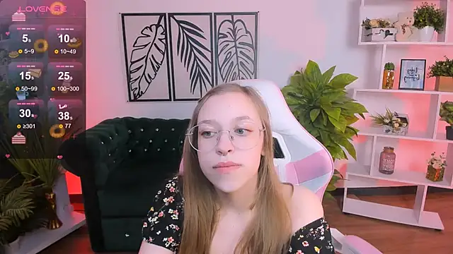 Snapshot of LayriantaVee chatting on 02.22.25 LayriantaVee online show from 02.22.25