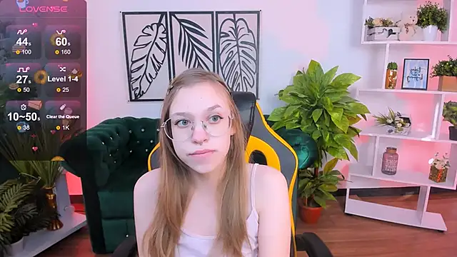 Snapshot of LayriantaVee chatting on 02.23.25 LayriantaVee online show from 02.23.25