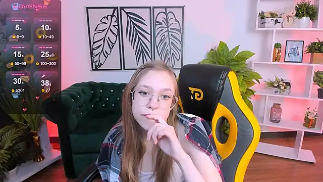 Snapshot of LayriantaVee chatting on 02.23.25 LayriantaVee online show from 02.23.25