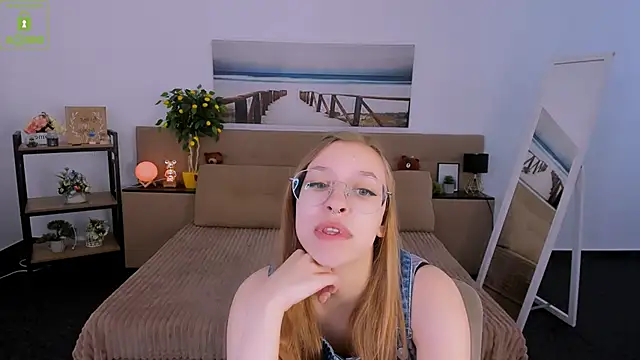 Snapshot of LayriantaVee chatting on 03.05.25 LayriantaVee online show from 03.05.25