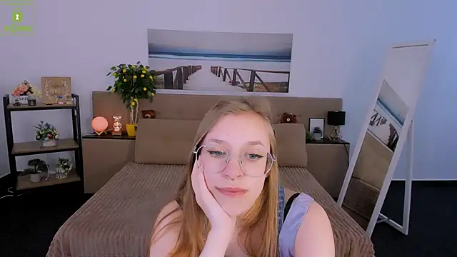 Snapshot of LayriantaVee chatting on 03.05.25 LayriantaVee online show from 03.05.25