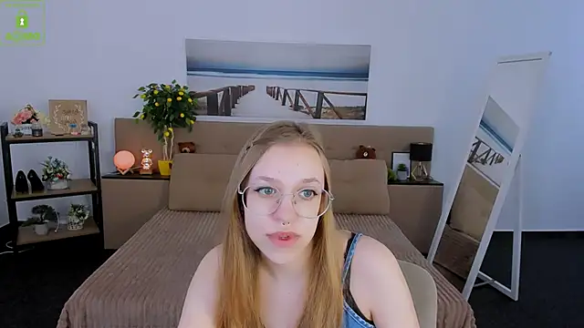 Snapshot of LayriantaVee chatting on 03.06.25 LayriantaVee online show from 03.06.25