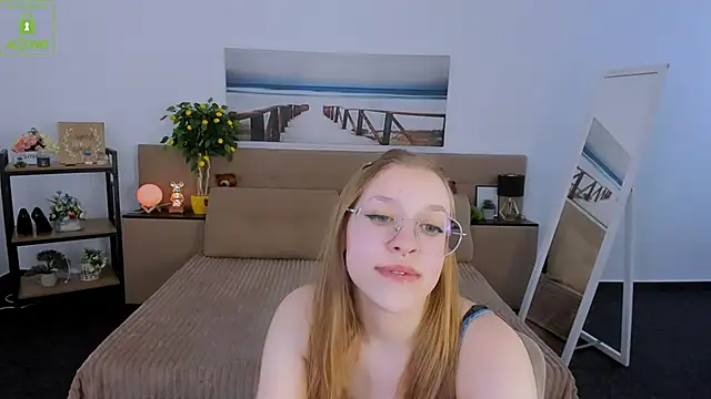 Snapshot of LayriantaVee chatting on 03.06.25 LayriantaVee online show from 03.06.25