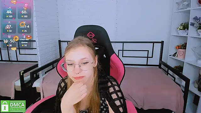 Snapshot of LayriantaVee chatting on 03.11.25 LayriantaVee online show from 03.11.25