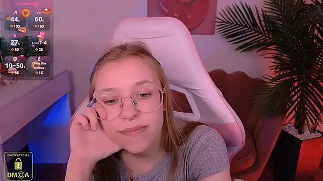 Snapshot of LayriantaVee chatting on 03.16.25 LayriantaVee online show from 03.16.25