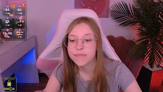 Snapshot of LayriantaVee chatting on 03.16.25 LayriantaVee online show from 03.16.25