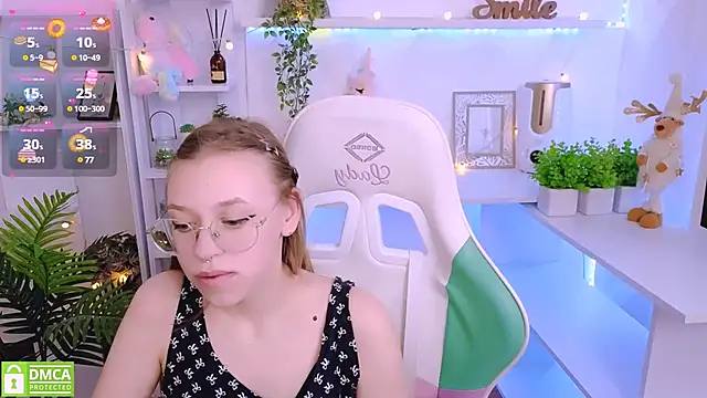 Snapshot of LayriantaVee chatting on 03.19.25 LayriantaVee online show from 03.19.25