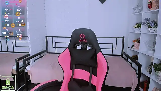 Snapshot of LayriantaVee chatting on 03.21.25 LayriantaVee online show from 03.21.25