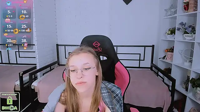 Snapshot of LayriantaVee chatting on 03.21.25 LayriantaVee online show from 03.21.25