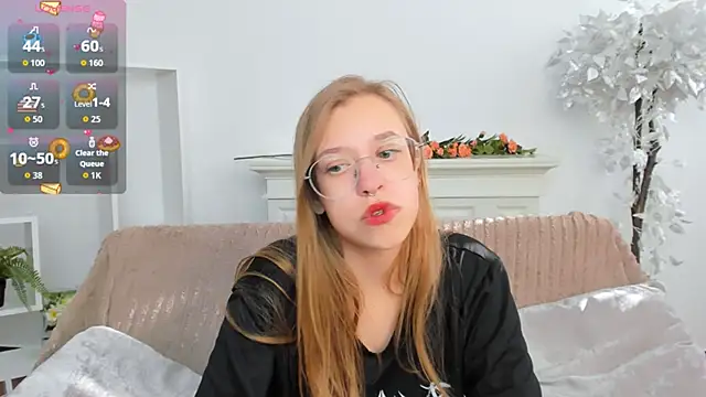 Snapshot of LayriantaVee chatting on 09.13.25 LayriantaVee online show from 09.13.25