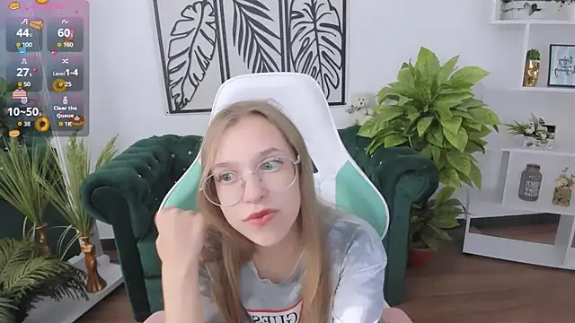 Snapshot of LayriantaVee chatting on 09.16.25 LayriantaVee online show from 09.16.25