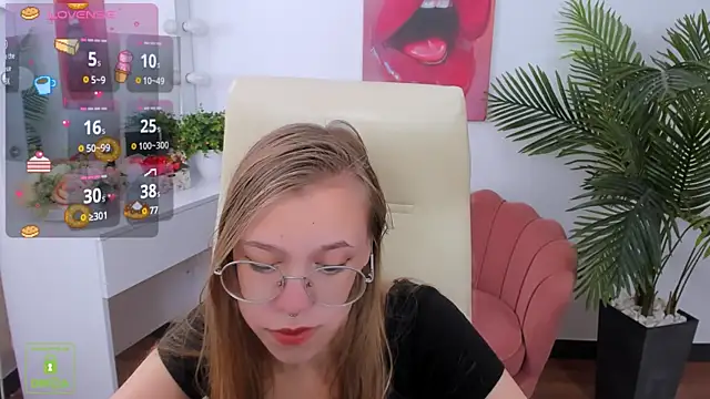 Snapshot of LayriantaVee chatting on 09.23.25 LayriantaVee online show from 09.23.25