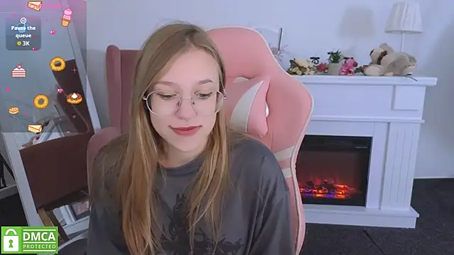 Snapshot of LayriantaVee chatting on 09.25.25 LayriantaVee online show from 09.25.25