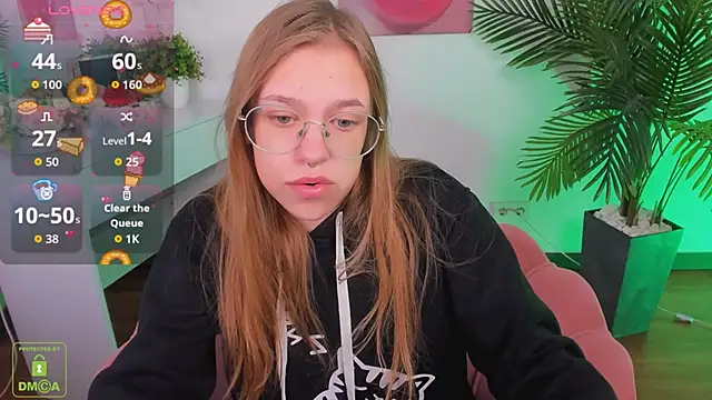 Snapshot of LayriantaVee chatting on 10.08.25 LayriantaVee online show from 10.08.25