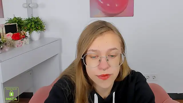 Snapshot of LayriantaVee chatting on 10.11.25 LayriantaVee online show from 10.11.25