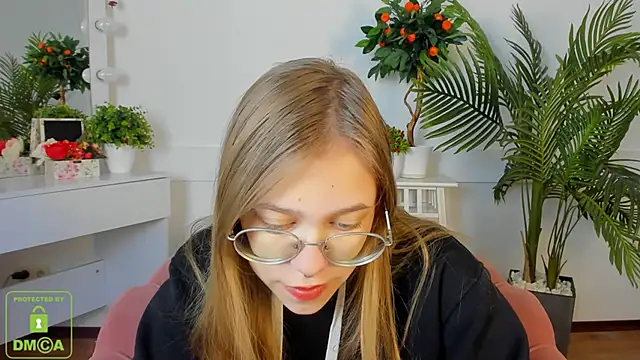 Snapshot of LayriantaVee chatting on 10.12.25 LayriantaVee online show from 10.12.25